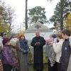 Uczniowie kl. IV-VI  SP w Rękusach odwiedzili cmentarz na Górze Pilichowej