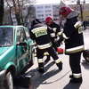 Fiat na drzewie – pokaz ratownictwa z udziałem mławskiej policji, straży pożarnej i miejskiej 