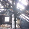 Zniszczenia po pożarze na posesji w Krzewsku