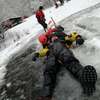 Strażacy ćwiczyli ratownictwo lodowe na jeziorze Martwym