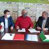 Podpisanie umowy na budowę stadionu w Wikielcu (14 maja 2020)