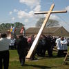 WIECZFNIA KOŚCIELNA: Krzyż misyjny stanął przed kościołem w Grzebsku