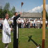 WIECZFNIA KOŚCIELNA: Krzyż misyjny stanął przed kościołem w Grzebsku