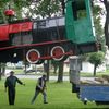 Stara lokomotywa stanęła w parku przy dworcu kolejowym