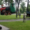 Stara lokomotywa stanęła w parku przy dworcu kolejowym