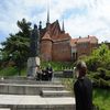 Pomnik Mikołaja Kopernika przed katedrą we Fromborku