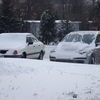 Mieszkańcy Mławy odśnieżają miasto po wczorajszych opadach śniegu