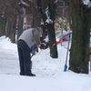 Mieszkańcy Mławy odśnieżają miasto po wczorajszych opadach śniegu