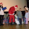 Mikołaj rozdawał dzieciom prezenty w mławskim kinie