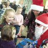 SZYDŁOWO: Mikołaj rozdawał prezenty dzieciom z Szydłówka 