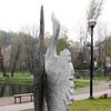 Mrągowo: rzeźby nad jeziorkiem Magistrackim