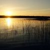 Wiosenny zachód słońca nad jeziorem Mokre