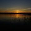 Wiosenny zachód słońca nad jeziorem Mokre
