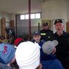 DZIERZGOWO: Uczniowie z Rzęgnowa podziękowali strażakom za służbę 