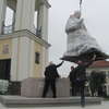 Mława. Pomnik Jana Pawła II już stoi. Uroczyste odsłonięcie w niedzielę