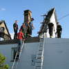 Strażacy odbudowują dach