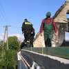 Strażacy odbudowują dach