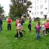 Zabawa na osiedlu Sienkiewicza w Mławie - Kolejny przystanek akcji  „Wyciągamy dzieci z bramy”