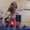 Zobacz jak maluchy trenują koszykówkę