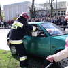 Cinquecento na drzewie – pokaz ratownictwa z udziałem mławskiej policji, straży pożarnej i miejskiej 