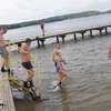 Kąpiący się zimą na plaży miejskiej w Olsztynie