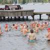 Kąpiący się zimą na plaży miejskiej w Olsztynie
