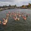 Kąpiący się zimą na plaży miejskiej w Olsztynie