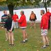 Kąpiący się zimą na plaży w Kortowie