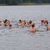 Kąpiący się zimą na plaży w Kortowie