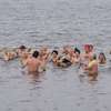 Kąpiący się zimą na plaży w Kortowie