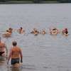 Kąpiący się zimą na plaży w Kortowie