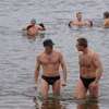 Kąpiący się zimą na plaży w Kortowie