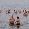 Kąpiący się zimą na plaży w Kortowie