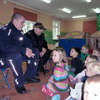Policjanci odwiedzają przedszkolaków