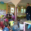 Policjanci odwiedzają przedszkolaków