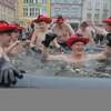 Morsy kąpią się na olsztyńskiej starówce