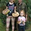 Leśniczy zbierał grzyby z wnuczkami