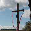 Nowy i stary przeydrożny krzyż w okolicach Nowej Wsi Reszelskiej