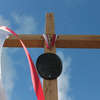 Nowy i stary przeydrożny krzyż w okolicach Nowej Wsi Reszelskiej