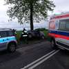 Wypadek na Warszawskiej. Dwa samochody w rowie