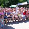 Utalentowana młodzież i dorośli na parkowej estradzie 