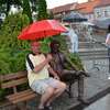 Wokalista Lady Pank odsłonił swoją ławeczkę w Olecku 