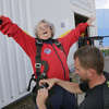Ma 75 lat i skoczyła ze spadochronem