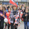 Radosny białoczerwony marsz w rytmie werbli ulicami Starego Miasta