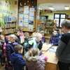 Przedszkolaki z Mołtajn robiły bombki i odwiedziły bibliotekę