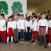 Uroczyste odśpiewanie hymnu narodowego w Szkole Podstawowej nr 7 w Mławie	