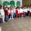 Uroczyste odśpiewanie hymnu narodowego w Szkole Podstawowej nr 7 w Mławie	