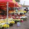 Zamknięte cmentarze,sprzedaż kwiatów na rynku Grunwaldzka
