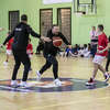 Pokazowa lekcja koszykówki w SP 11 w Elblągu z udziałem trenera i reprezentantów Polski w 3x3